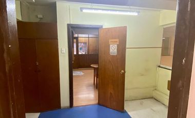 Se arrienda amplia oficina en Galería Hotel Prat, Valparaiso.