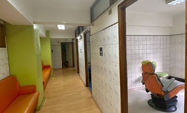 Se arrienda amplia oficina en Galería Hotel Prat, Valparaiso.