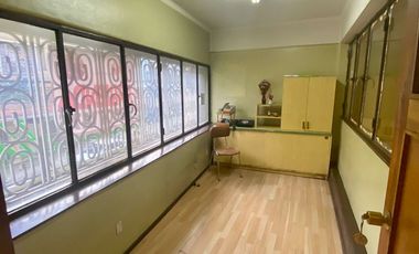 Se arrienda amplia oficina en Galería Hotel Prat, Valparaiso.