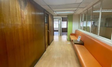 Se arrienda amplia oficina en Galería Hotel Prat, Valparaiso.