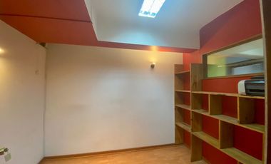 Se arrienda amplia oficina en Galería Hotel Prat, Valparaiso.