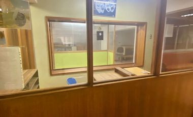 Se arrienda amplia oficina en Galería Hotel Prat, Valparaiso.