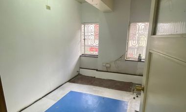 Se arrienda amplia oficina en Galería Hotel Prat, Valparaiso.