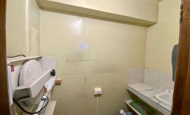 Se arrienda amplia oficina en Galería Hotel Prat, Valparaiso.