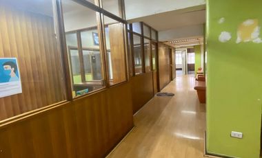 Se arrienda amplia oficina en Galería Hotel Prat, Valparaiso.