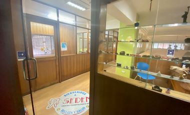 Se arrienda amplia oficina en Galería Hotel Prat, Valparaiso.