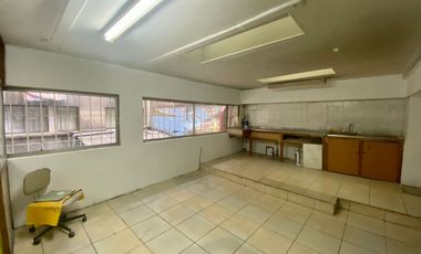 Se arrienda amplia oficina en Galería Hotel Prat, Valparaiso.