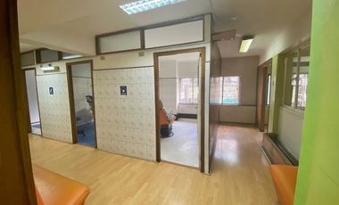 Se arrienda amplia oficina en Galería Hotel Prat, Valparaiso.