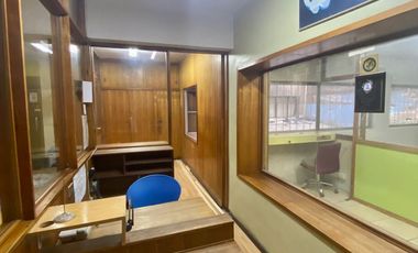 Se arrienda amplia oficina en Galería Hotel Prat, Valparaiso.