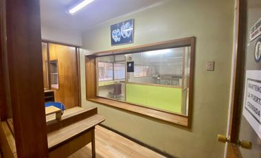 Se arrienda amplia oficina en Galería Hotel Prat, Valparaiso.