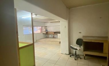 Se arrienda amplia oficina en Galería Hotel Prat, Valparaiso.