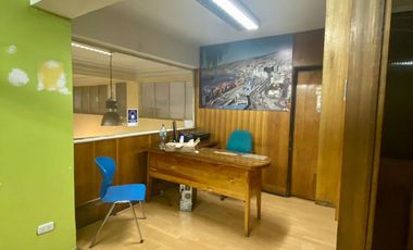 Se arrienda amplia oficina en Galería Hotel Prat, Valparaiso.