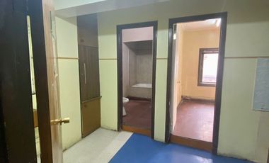 Se arrienda amplia oficina en Galería Hotel Prat, Valparaiso.