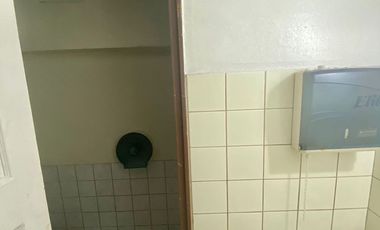 Se arrienda amplia oficina en Galería Hotel Prat, Valparaiso.