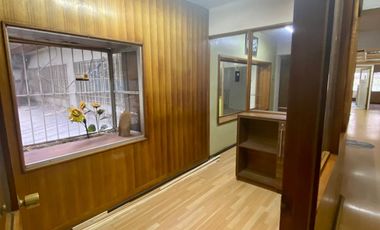 Se arrienda amplia oficina en Galería Hotel Prat, Valparaiso.