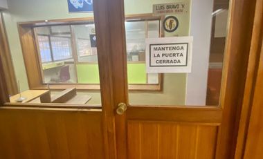 Se arrienda amplia oficina en Galería Hotel Prat, Valparaiso.