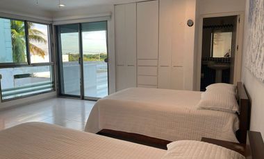 Casa en venta en la playa frente al mar en progreso