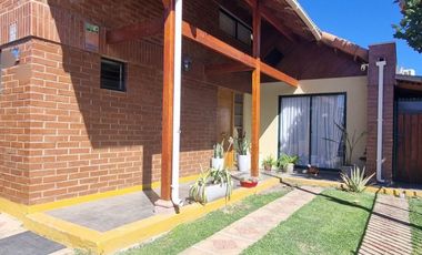 VENDE CASA EN SELECTO BARRIO DE MACHALI