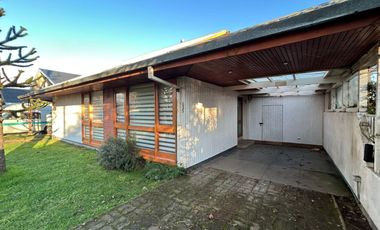 Se vende amplia casa más cabaña en Isla Teja, Valdivia
