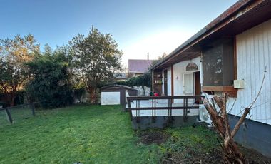 Se vende amplia casa más cabaña en Isla Teja, Valdivia