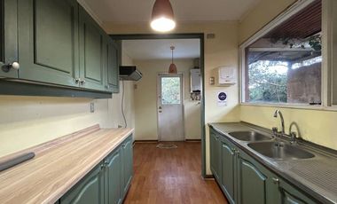 Se vende amplia casa más cabaña en Isla Teja, Valdivia