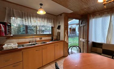 Se vende amplia casa más cabaña en Isla Teja, Valdivia