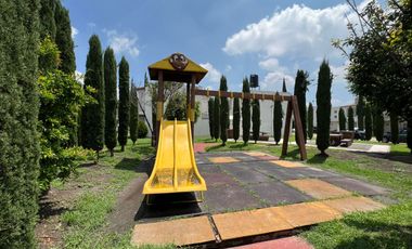 Hermosa Casa con excedente de terreno para jardín en Venta Paseos del Bosque Cuautitlan