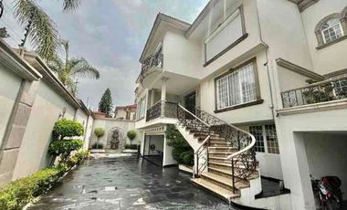 RESIDENCIA EN CONDOMINIO CON JARDÍN EN UNA EXCELENTE UBICACIÓN