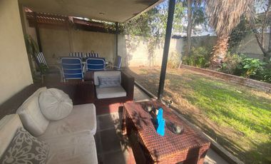 Estupenda casa, 3D, 3b, más servicios con baño, cocina, logia, patio.