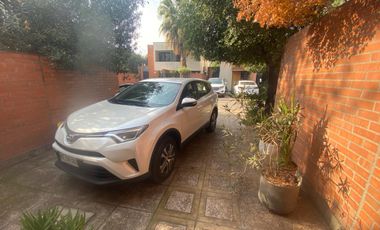 Estupenda casa, 3D, 3b, más servicios con baño, cocina, logia, patio.