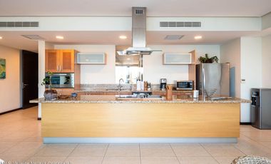 Elegante departamento en venta Frente al Mar en Planta Baja en Peninsula Vallarta – 3 Recámaras, Vistas Panorámicas