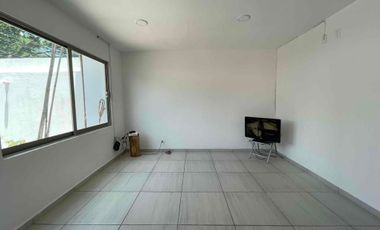 CASA EN VENTA ZONA CENTRO DE JIUTEPEC CON ALBERCA PROPIA Y JARDÍN