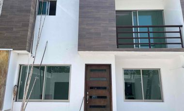 CASA EN VENTA ZONA CENTRO DE JIUTEPEC CON ALBERCA PROPIA Y JARDÍN