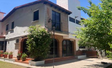 HERMOSA PROPIEDAD EN METEPEC, RODEADA DE 1650 MTS DE JARDÍN. EXCELENTE UBICACIÓN, AVENIDA EN CRECIMIENTO.