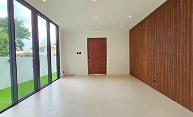 SPACIOUS WITH  5 BEDROOMS SINGLE DETACHED HOUSE AND LOT IN BF HOMES PARAÑAQUE CITY