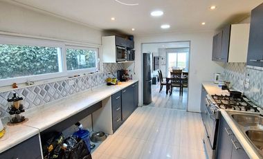 Sincrónica propiedades Arrienda Gran Casa Remodelada Con Vista Al Mar, El Quisco