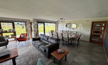 Vendemos Casa familiar amplia y luminosa en condominio cerrado