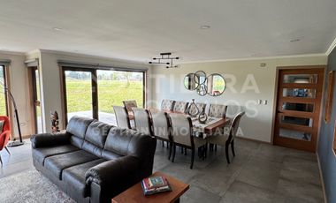 Vendemos Casa familiar amplia y luminosa en condominio cerrado