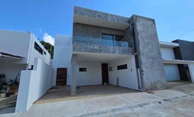 Casa en venta dentro de Fracc Privado Royal Campestre zona sur pte de la ciudad 200 mts2