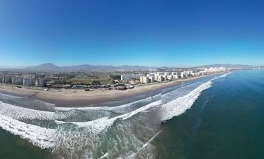 ARRIENDA AÑO CORRIDO dpto 2 dormitorios 2 baños amoblado a una cuadra de avda del mar