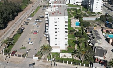 ARRIENDA AÑO CORRIDO dpto 2 dormitorios 2 baños amoblado a una cuadra de avda del mar