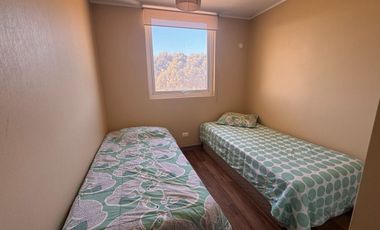 ARRIENDA AÑO CORRIDO dpto 2 dormitorios 2 baños amoblado a una cuadra de avda del mar