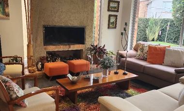 ¡Se Vende Espectacular Casa Moderna en Chía, Vereda La Balsa! Tu hogar ideal te espera en Chía. Esta impresionante casa, aunque construida hace 17 año