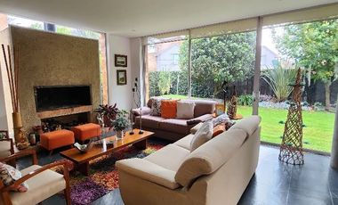 ¡Se Vende Espectacular Casa Moderna en Chía, Vereda La Balsa! Tu hogar ideal te espera en Chía. Esta impresionante casa, aunque construida hace 17 año