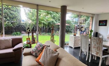 ¡Se Vende Espectacular Casa Moderna en Chía, Vereda La Balsa! Tu hogar ideal te espera en Chía. Esta impresionante casa, aunque construida hace 17 año
