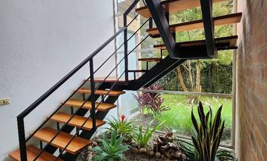 ¡Se Vende Espectacular Casa Moderna en Chía, Vereda La Balsa! Tu hogar ideal te espera en Chía. Esta impresionante casa, aunque construida hace 17 año