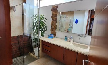 ¡Se Vende Espectacular Casa Moderna en Chía, Vereda La Balsa! Tu hogar ideal te espera en Chía. Esta impresionante casa, aunque construida hace 17 año