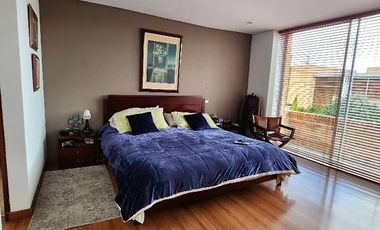 ¡Se Vende Espectacular Casa Moderna en Chía, Vereda La Balsa! Tu hogar ideal te espera en Chía. Esta impresionante casa, aunque construida hace 17 año