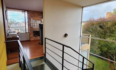 ¡Se Vende Espectacular Casa Moderna en Chía, Vereda La Balsa! Tu hogar ideal te espera en Chía. Esta impresionante casa, aunque construida hace 17 año