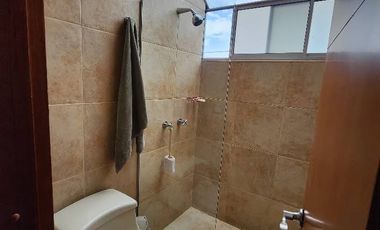 ¡Se Vende Espectacular Casa Moderna en Chía, Vereda La Balsa! Tu hogar ideal te espera en Chía. Esta impresionante casa, aunque construida hace 17 año
